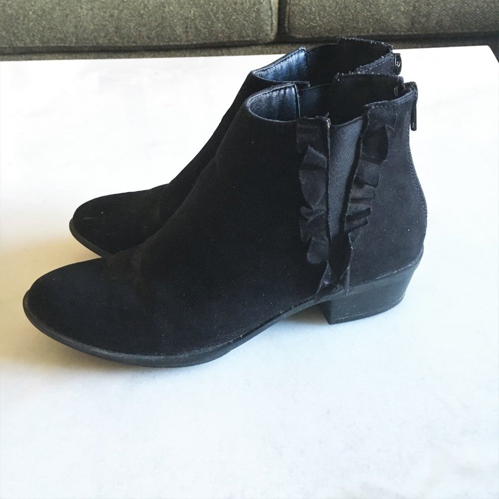 JustFab black Chelsea boots / ankle boots / bootie with side ruffles (size 6.5)